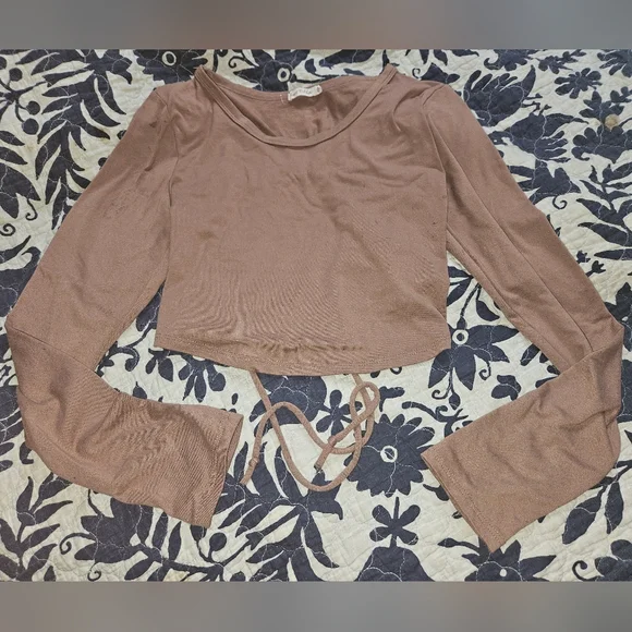 4/$20- Crop open back long sleeve - Picture 4 of 4